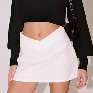 Princess Polly White Mini Skirt with hidden side zipper & V-waist Size Small